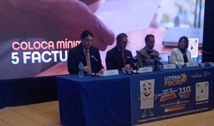 Miguel Antonio Bernal durante una jornada de capacitación constitucional a funcionarios públicos.  Cortesía