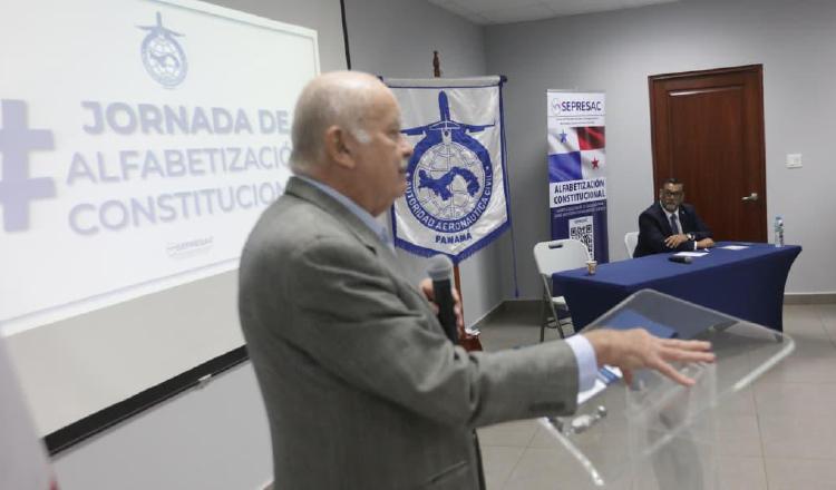 Miguel Antonio Bernal durante una jornada de capacitación constitucional a funcionarios públicos. Cortesía