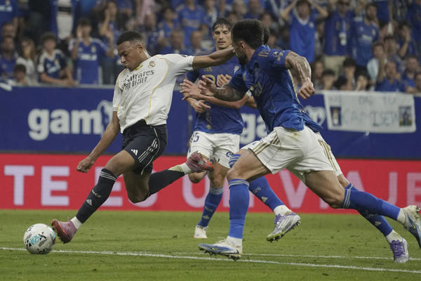  El delantero francés del Real Madrid Kylian Mbappé remata  a la portería del Oviedo. Foto:EFE