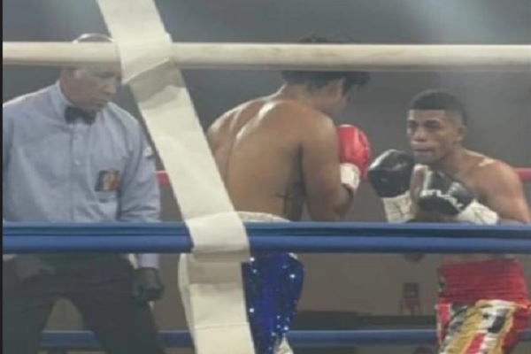 Ronal Batista (der.) ante el Marinero Muñoz en la pelea en Santiago, Veraguas. Foto: Cortesía