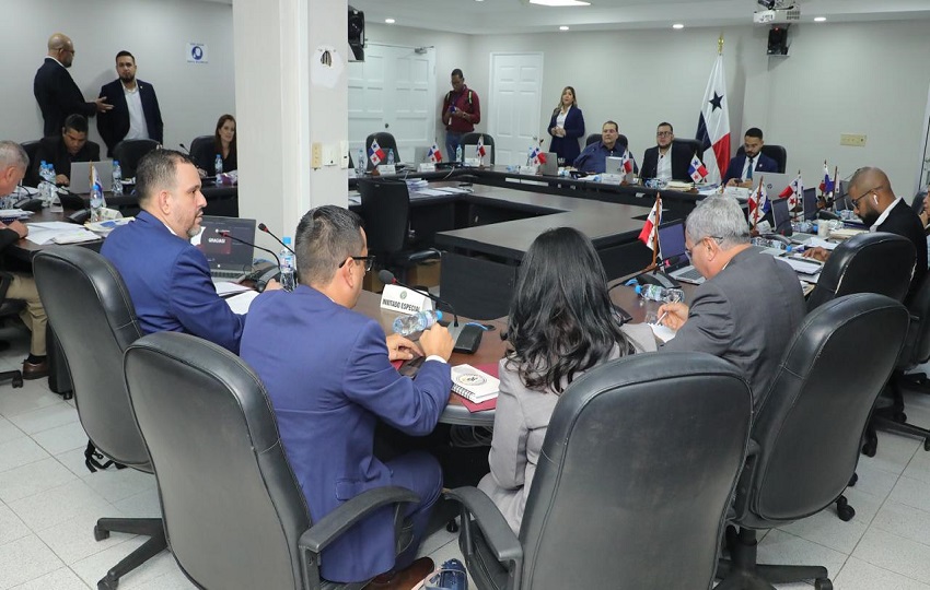 Miembros de la Comisión de Presupuesto de la Asamblea Nacional. Foto Cortesía.