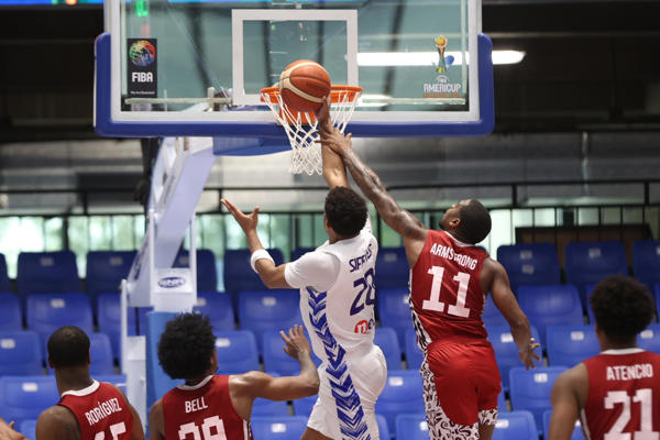  Yohanner Sifontes (izq.) de Venezuela disputa el balón con Roberto Armstrong de Panamá. Foto: EFE