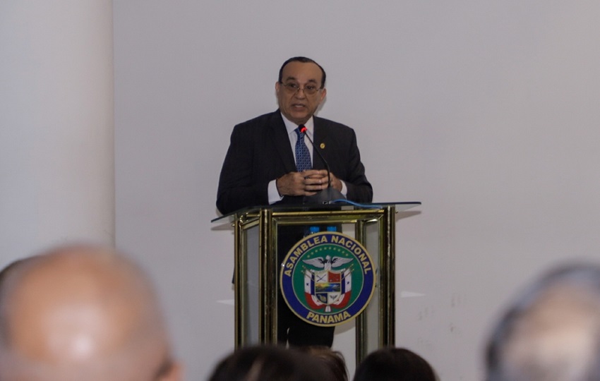 El rector de la Universidad de Panamá, Eduardo Flores, mencionó que la iniciativa de la Asamblea Nacional de Diputados viola la autonomía de la primera casa de estudios. Foto: Cortesía