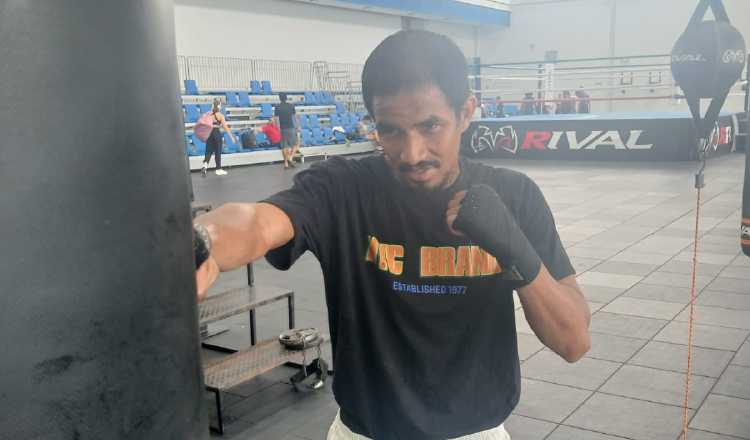 Azael 'Candelilla' Villar entrena con mira a su pleito de título mundial ante el boricua 'Chulo' Santiago. Foto: Jaime Chávez