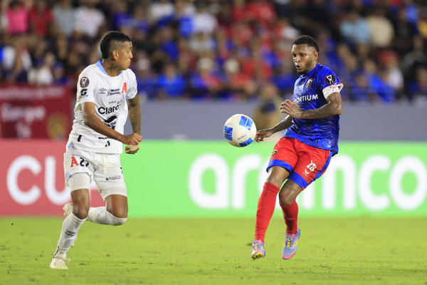 Alberto 'Negrito' Quintero, de Plaza Amador (der.) disputa el balón con Julián Grueso, de Alianza salvadoreño. Foto: EFE