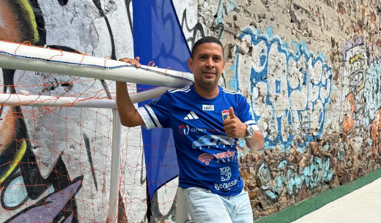 El placino Ángel Lombardo en la cancha que llega su nombre. Foto: Cortesía