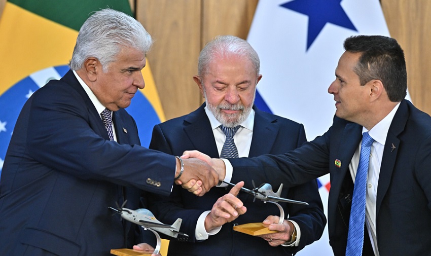 Lula da Silva (c) y su homólogo de Panamá, José Raúl Mulino (i), acompañados por el presidente de la compañía Embraer - Defence & Security, João Bosco Costa (d). Foto EFE