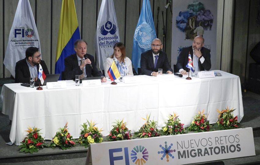 Autoridades durante una rueda de prensa. EFE