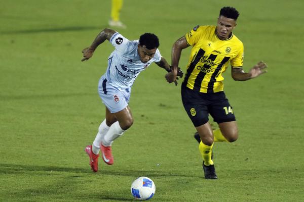 Jack Baptiste (d) del Real España disputa el balón con Yair Jaén del Sporting. Foto: EFE
