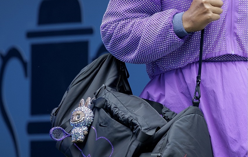 Tenista Naomi Osaka con un peluche Labubu en su bolso. EFE