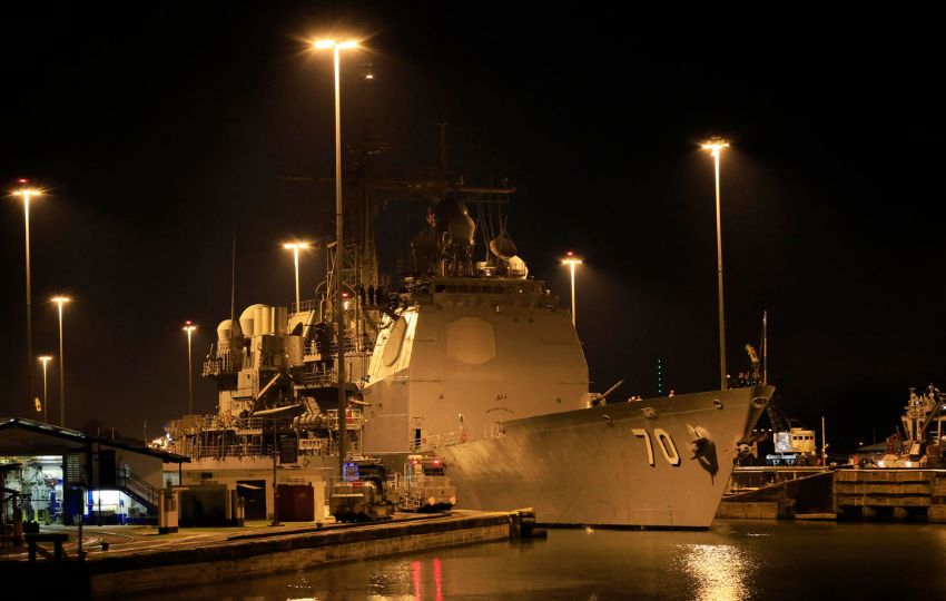 El buque USS Lake Erie (CG-70) en su tránsito por las esclusas de Pedro Miguel en el Canal de Panamá. Foto: EFE