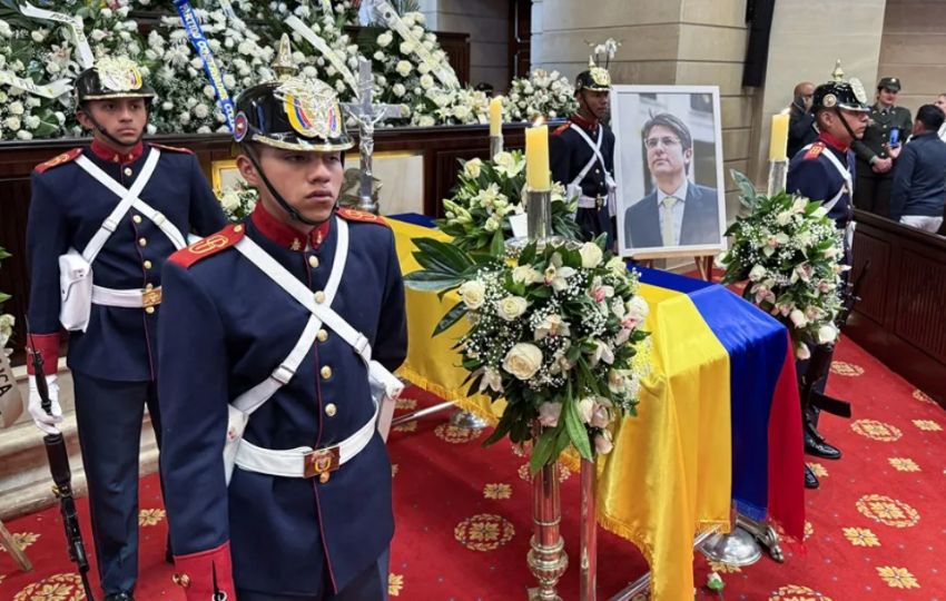 Féretro del fallecido senador y precandidato presidencial opositor Miguel Uribe Turbay. Foto: EFE