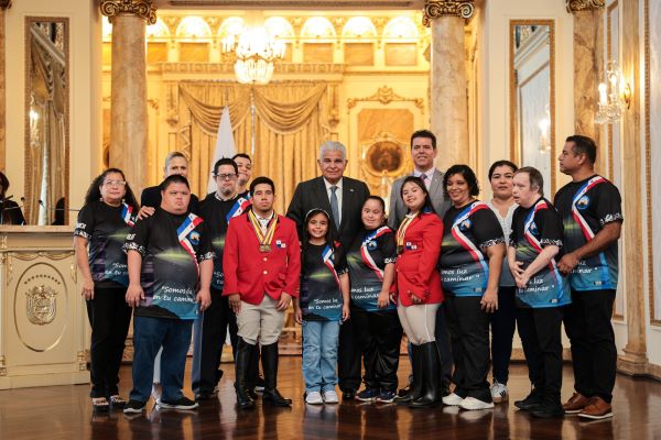 Mulino recibió a los chicos que estuvieron en las Olimpiadas Especiales (FIDES) en Colombia. Foto: Cortesía Mulino recibió a los chicos que estuvieron en las Olimpiadas Especiales (FIDES) en Colombia. Foto: Cortesía