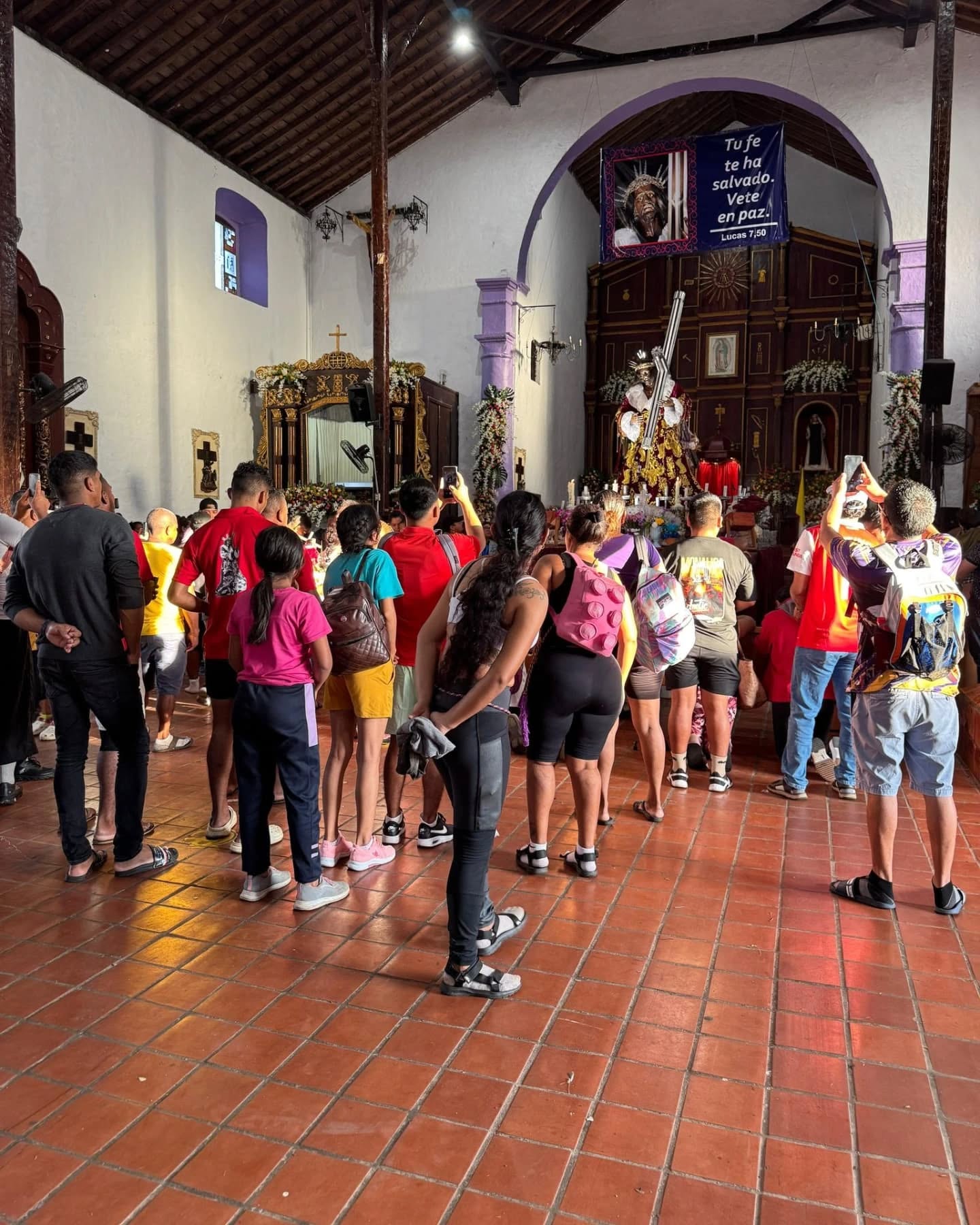 Cada 21 de octubre, entre 80 mil y 100 mil personas llegan a Portobelo para venerar la imagen del Cristo Negro. Foto. Diómedes Sánchez Cada 21 de octubre, entre 80 mil y 100 mil personas llegan a Portobelo para venerar la imagen del Cristo Negro. Foto. Diómedes Sánchez