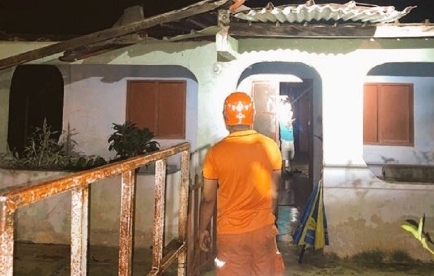 Funcionarios del Sinaproc revisan en Veraguas las viviendas afectadas por la voladura de techos. Foto. Sinaproc