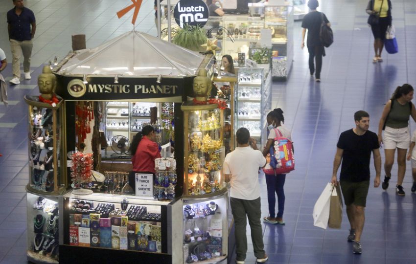 Actividad económica en un centro comercial. Foto: EFE
