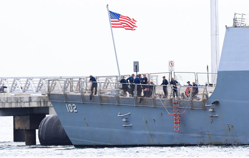 Integrantes de la tripulación del buque de guerra USS Sampson (DDG-102) de la Armada de los Estados Unidos. Foto: EFE