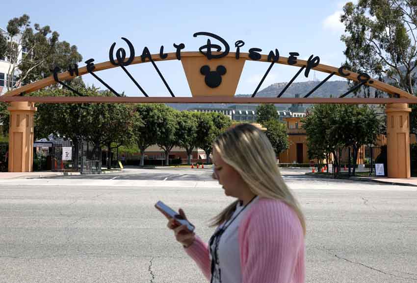 Una persona que pasa por la puerta de The Walt Disney Studios en Burbank, California. Foto EFE