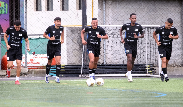 Jugadores de El Salvador entrenan. Foto: EFE