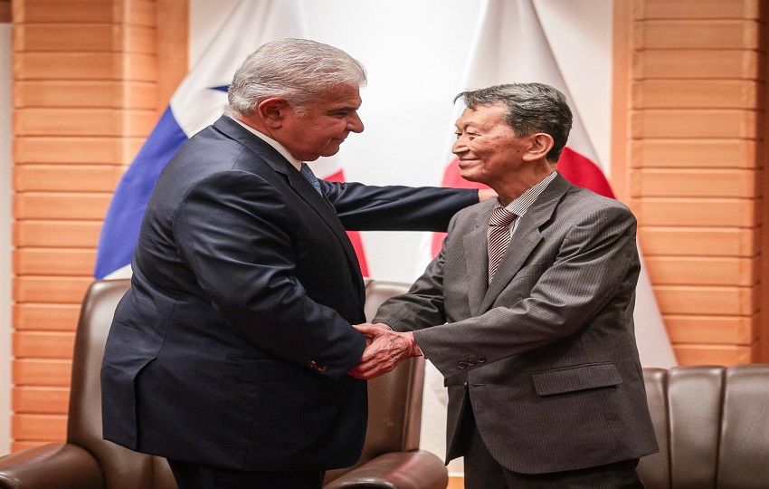 Panamá entrega reconocimiento a destacas figuras japonesas. Foto: Cortesía