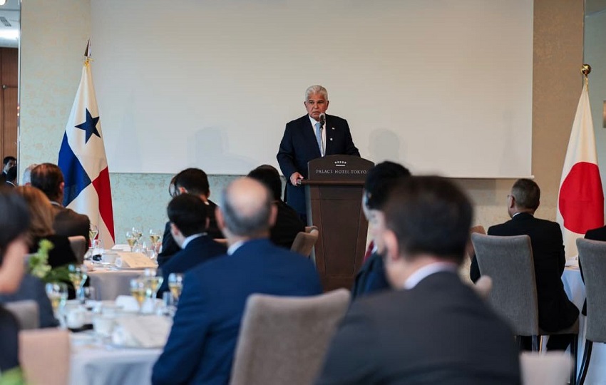 El presidente José Raúl Mulino exponiendo el proyecto del gasoducto por el Canal ante los inversionistas. Foto: Cortesía