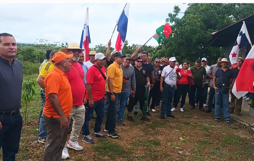 Los jubilados llevaron a cabo una marcha pacífica hacia la gobernación de Veraguas, donde entregaron un documento formal con sus reclamos. Foto. Melquiades Vásquez