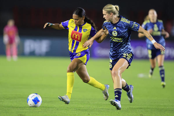 Delineth Rivera, de Chorrillo FC (izq.) disputa el balón con Annie Karich, del América, durante un partido de la fase de grupos Concacaf W. en el estadio Rommel Fernández. Foto: EFE