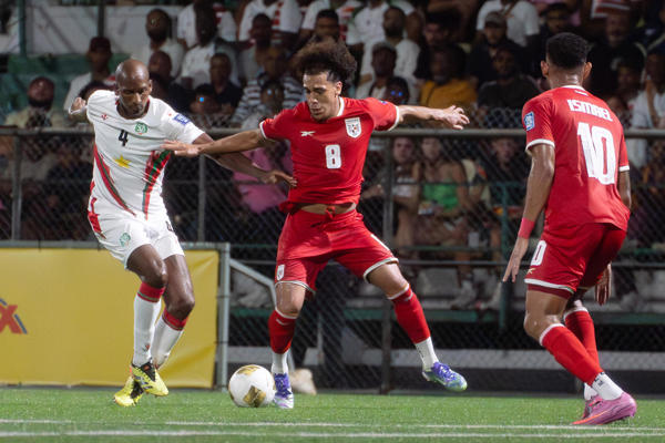 Dion Malone,de Surinam (izq.), disputa el balón con Adalberto Carrasquilla, de Panamá en un partido por las eliminatorias a la Copa Mundial 2026. Foto: EFE