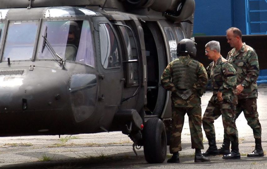 Militares estadounidenses abordando un helicóptero militar. Foto: EFE