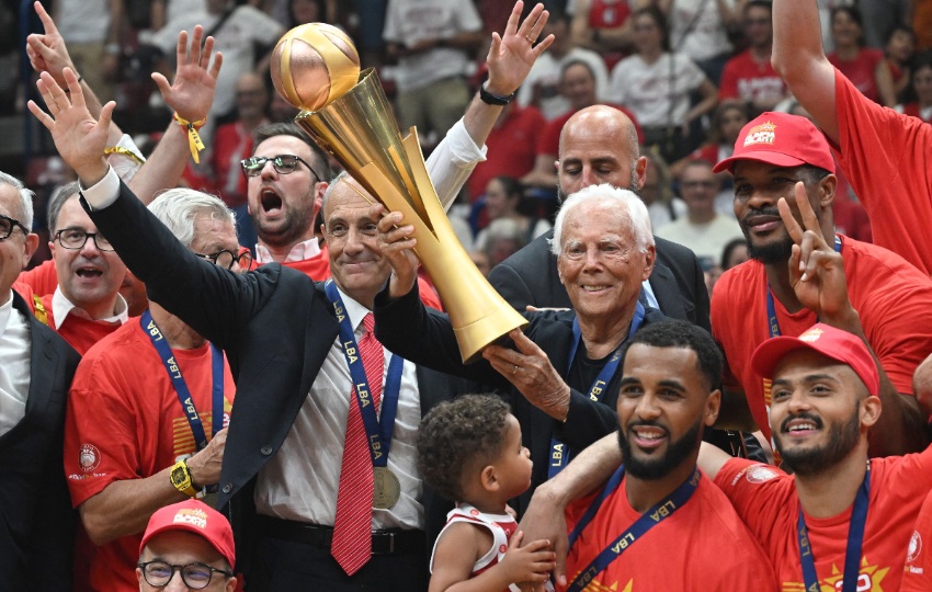 Giorgio Armani levanta el trofeo de la liga italiana de baloncesto con el Olimpia Milano en 2023. Foto: EFE / EPA / Daniel Dal Zennaro Giorgio Armani levanta el trofeo de la liga italiana de baloncesto con el Olimpia Milano en 2023. Foto: EFE / EPA / Daniel Dal Zennaro