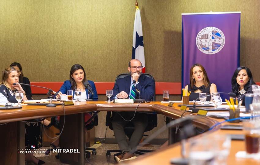  Muñoz  presentó ante la CAPAC, el informe de su primer año de gestión. Foto: Cortesía