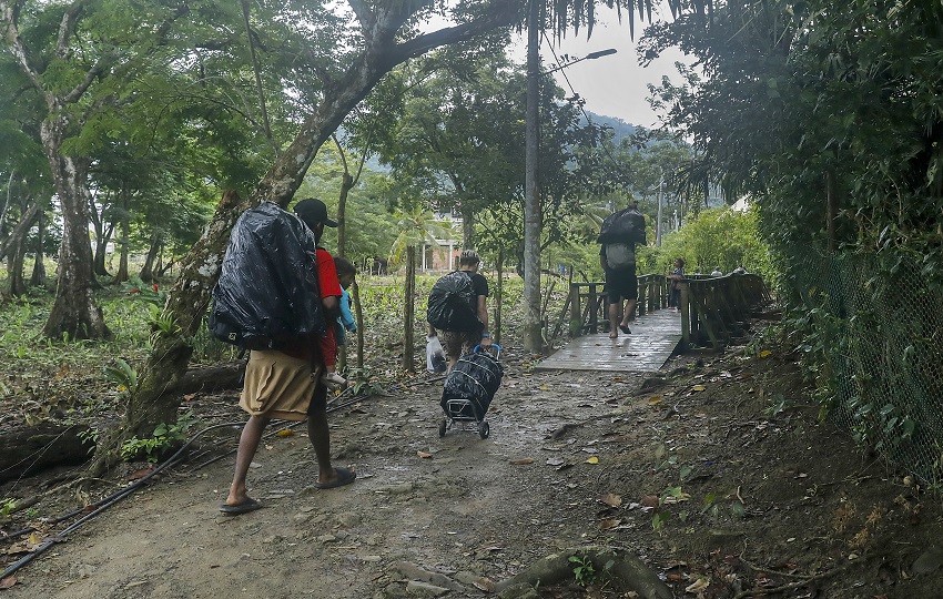 Migrantes en medio de la selva colombiana. Foto: EFE