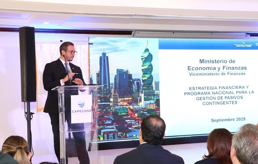 El ministro del MEF encargado, Fausto Fernández, durante su participación en el foro. Foto: Cortesía