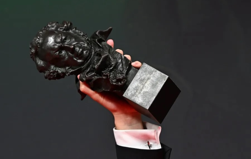 Goya que ganó el guionista Eduard Sola a mejor guion original por ‘Casa en flames’. Foto: EFE / Miguel Ángel Molina