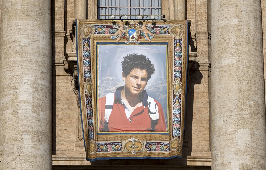 Estaba presente toda la familia de Carlo Acutis, sus padres y sus dos hermanos, y su madre Antonia Salzano fue la encargada de llevar al altar el relicario con fragmento del corazón de su hijo. Foto. EFE