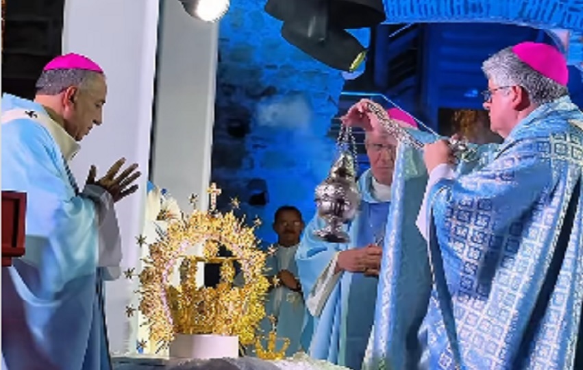 La ceremonia contó con la presencia del nuncio apostólico, monseñor Dagoberto Campos, quien presidió la misa junto a cinco obispos y decenas de sacerdotes.