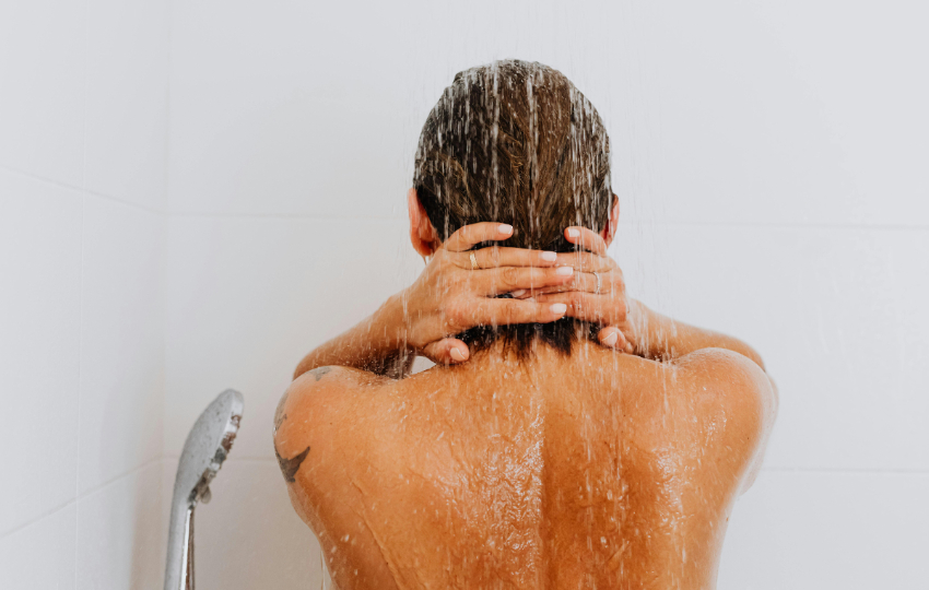 Darnos una ducha tibia o fría después de levantarnos aumenta nuestro bienestar a lo largo del día que comienza. Foto: Kaboompics.com-Freepik