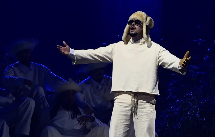Bad Bunny durante el primero de sus 30 conciertos en el Coliseo de Puerto Rico en San Juan. Foto: EFE / Thais Llorca