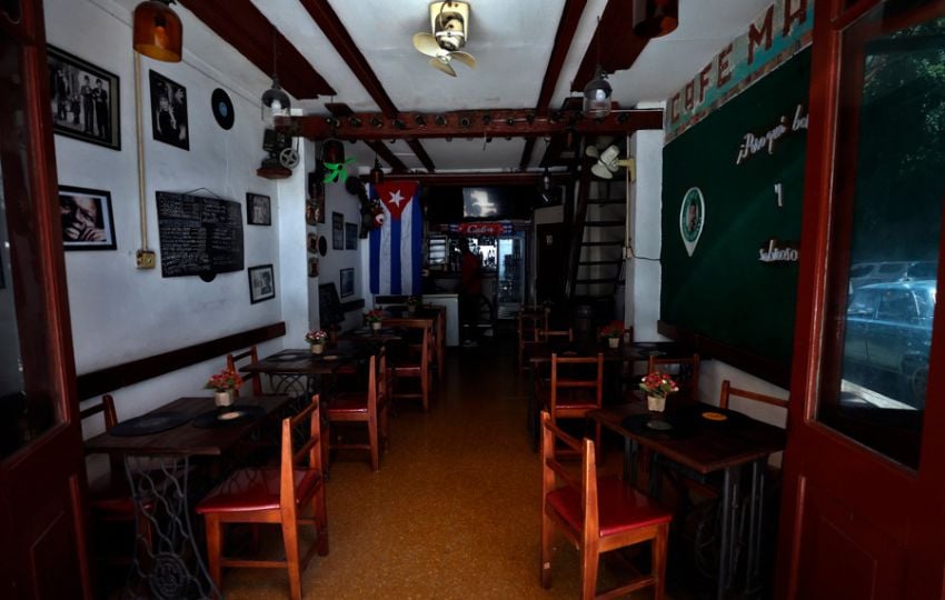 Interior de un restaurante privado sin electricidad en La Habana (Cuba). Foto: EFE