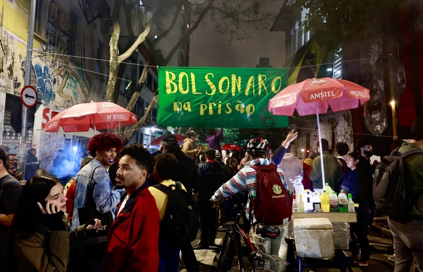 Personas celebran la condena al expresidente de Brasil Jair Bolsonaro este viernes, en una calle del centro de São Paulo (Brasil). EFE/ Sebastiao Moreira