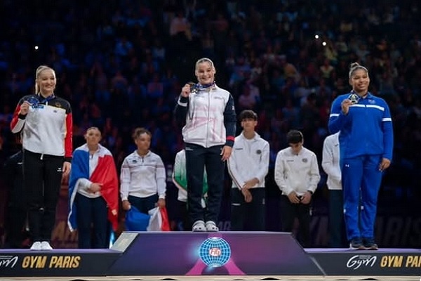 Karla Navas (der.) gana medalla de bronce en el Mundial de París. Foto: Instagram