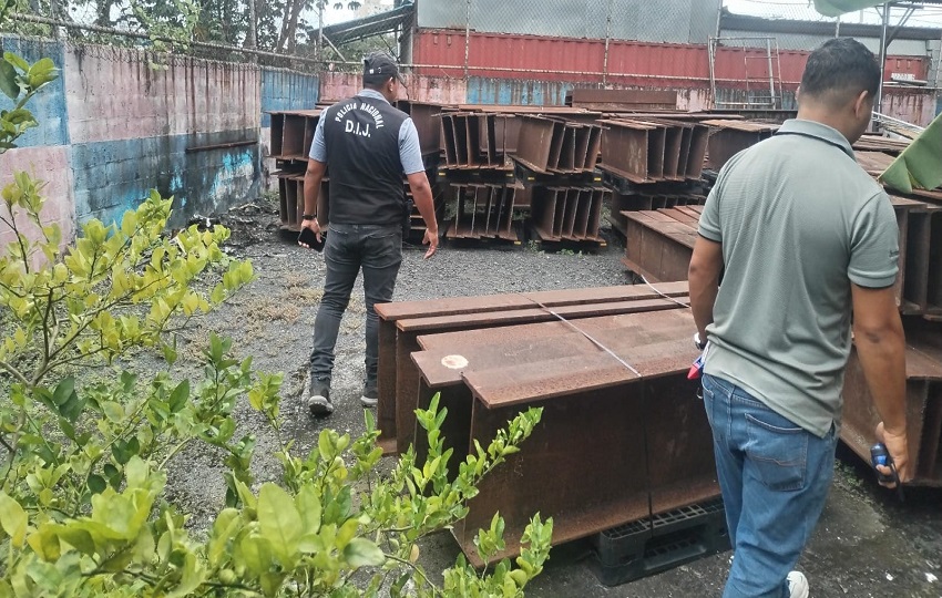 Las investigaciones para dar con el resto de los responsables y vigas sustraídas del patio del MOP en Farfán continúan. Foto: Cortesía
