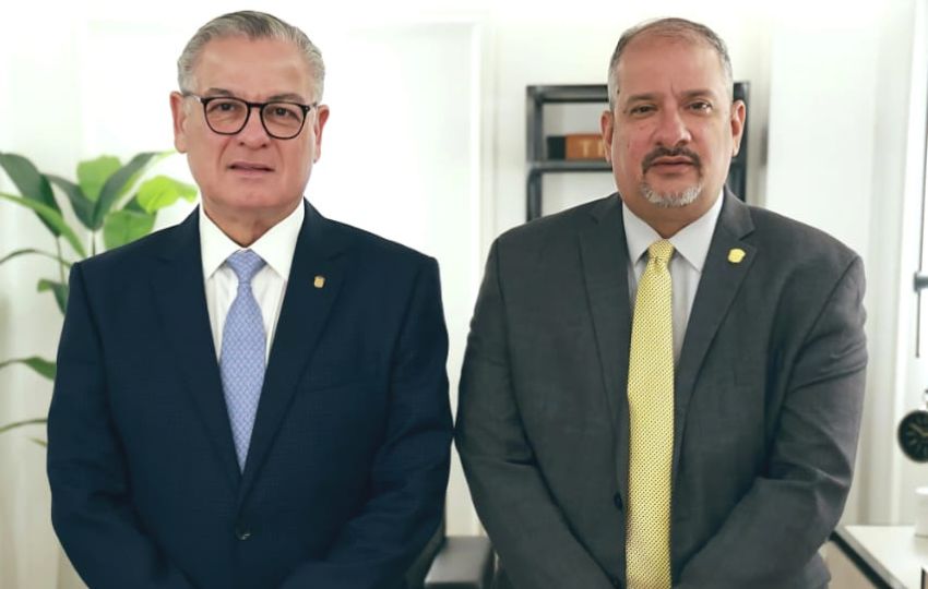 El contralor general Anel Flores, junto al presidente de la Asamblea, Jorge Herrera. Foto: Cortesía