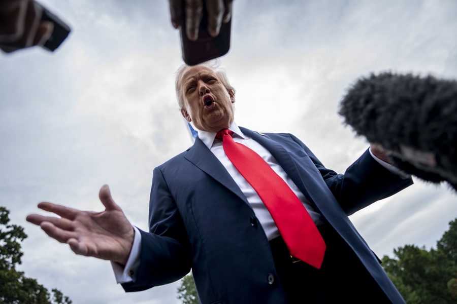 Donald Trump, habla con la prensa en la Casa Blanca, en Washington. EFE