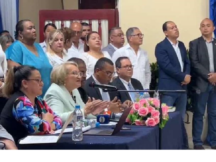 Cuerpo docente de la Unachi junto a la rectora Etelvina de Bonagas. Foto: Cortesía