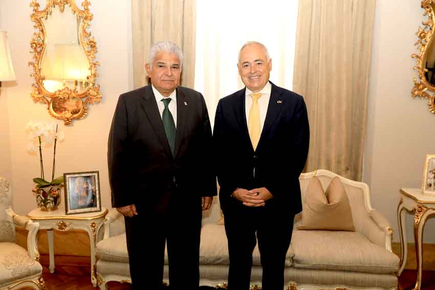 José Raúl Mulino junto al español Ángel Cabrera