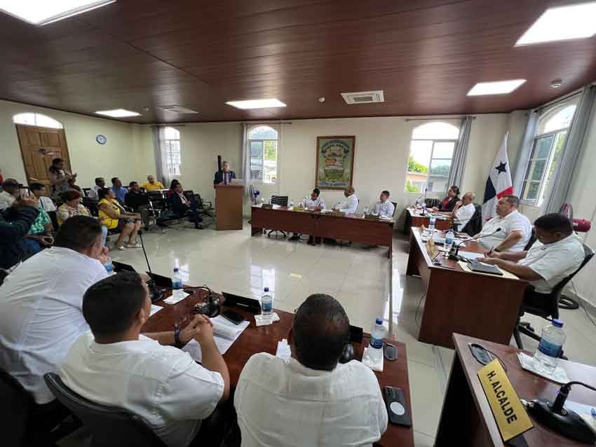 Concejales de Aguadulce durante la reunión con el director de Ingeniería de la Secretaría del Ferrocarril de Panamá.