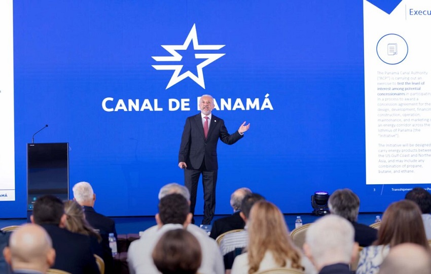 Ricaurte Vásquez presentando el proyecto a los inversionistas. Foto: Cortesía