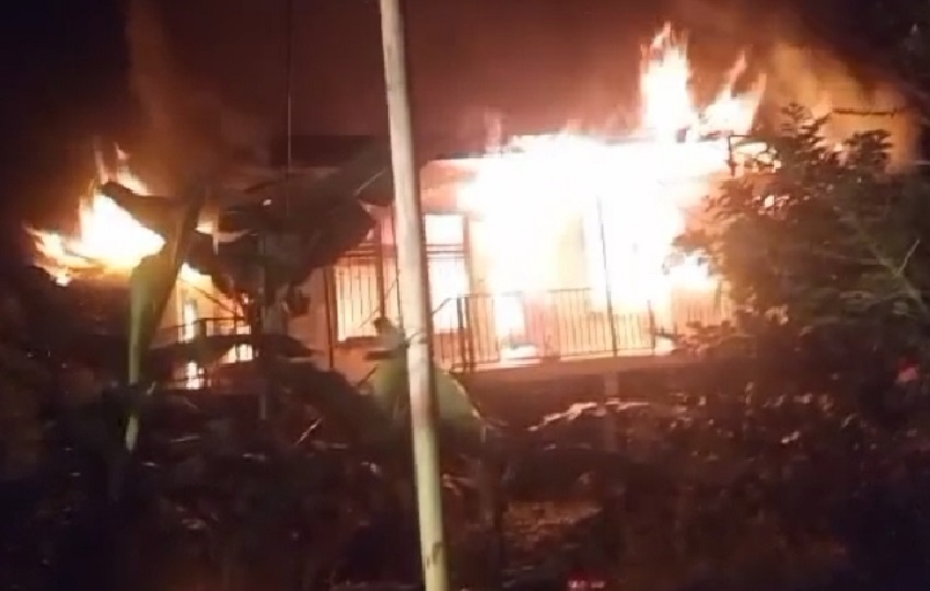 El incendio comenzó a las 8 de la noche y causó daños en la parte alta de la vivienda. Foto. Cortesía
