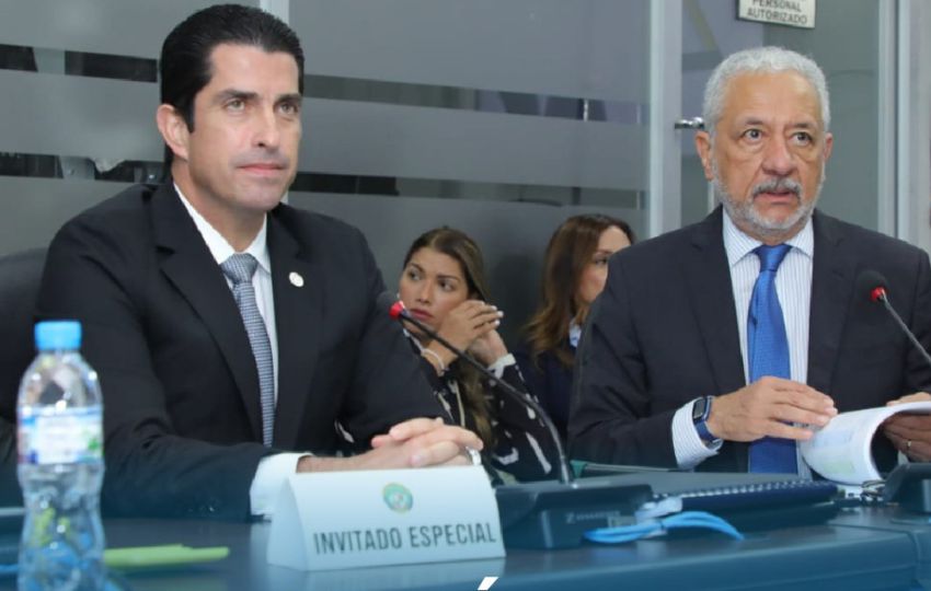 José Ramón Icaza, presidente de la Junta Directiva de la ACP junto al administrador Ricaurte Vásquez. Foto: Cortesía
